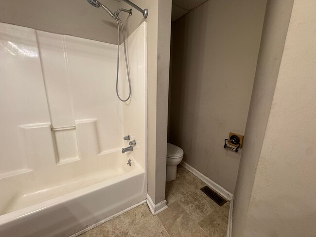 Building Photo - Four bedroom, two bathroom home near downt...