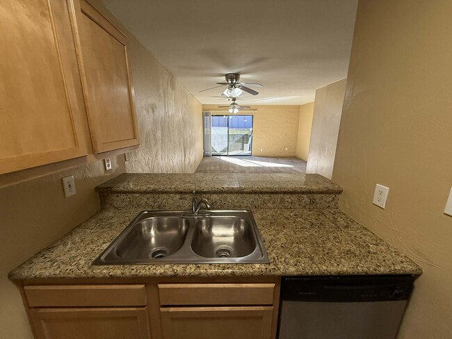 Building Photo - 931 N Euclid Ave