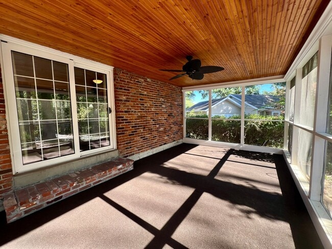 Building Photo - 1685 Lochcrest Dr