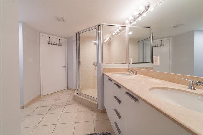 Building Photo - 16699 Collins Ave