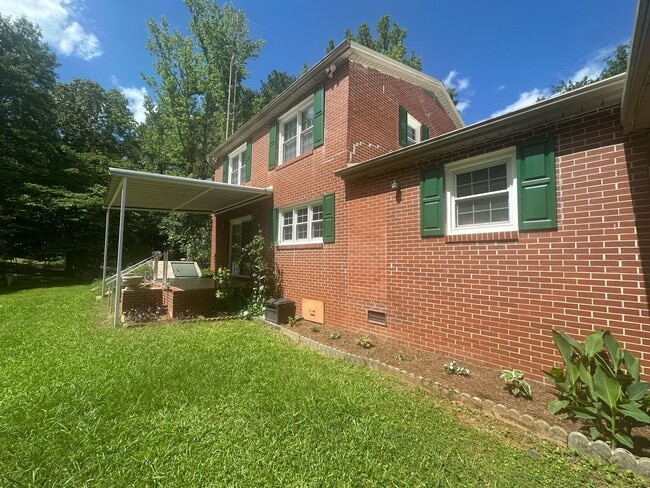 Building Photo - Secluded 3BR/2BA Home in Heflin – Lawncare...