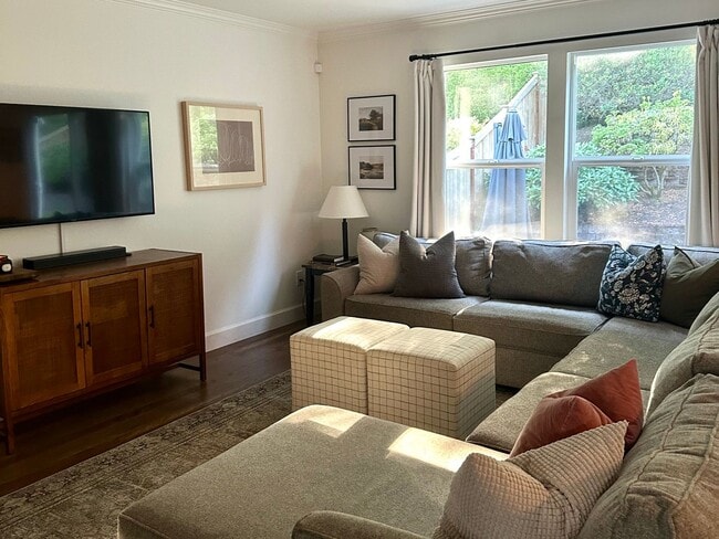 Building Photo - Beautiful upgrated 4 bedroom DuPont home w...