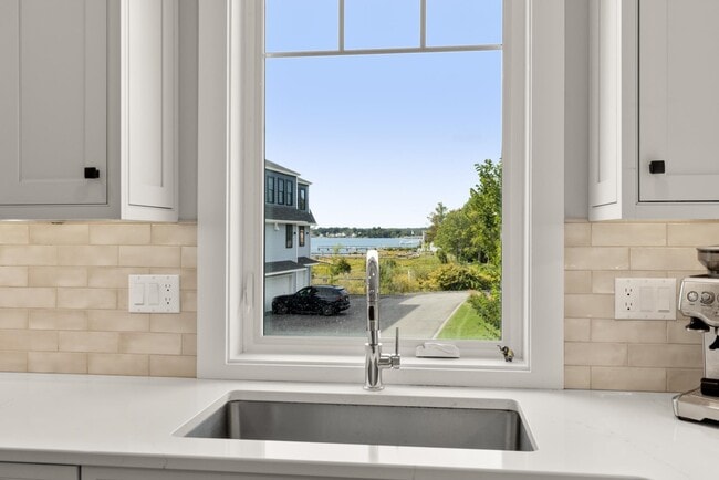 Building Photo - 28 Little Bay Dr