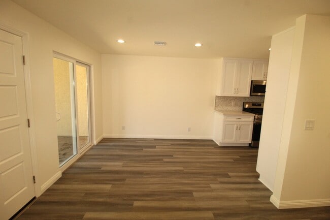 Building Photo - Remodeled 2+1 Upstairs Parkside Condo