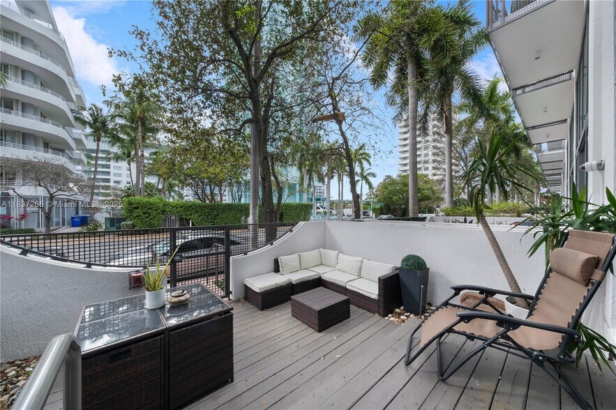 Building Photo - 6000 Collins Ave