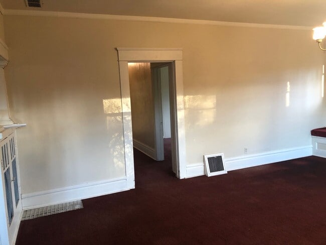 Building Photo - Large 4 bed/2 bath Farm House on River Rd. MOVE IN SPECIAL!