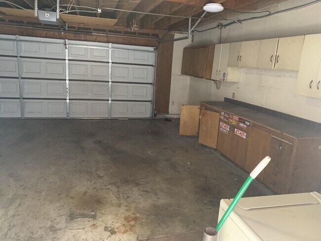 Building Photo - 9802 Mammoth Dr