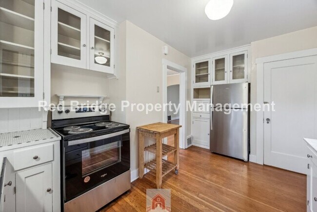 Building Photo - 2619 NE Flanders St
