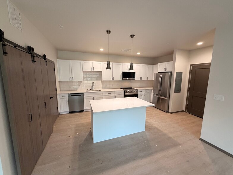 Building Photo - The Vistas Apartments at Beacon Hill