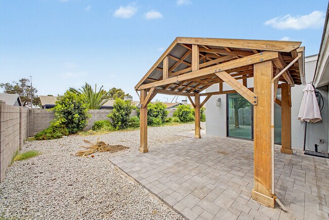 Building Photo - 3701 E Ludlow Dr