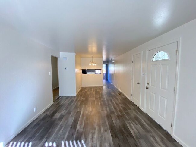 Building Photo - Charming Sparks Duplex - Yard/Garage/AC/1 Pet Friendly