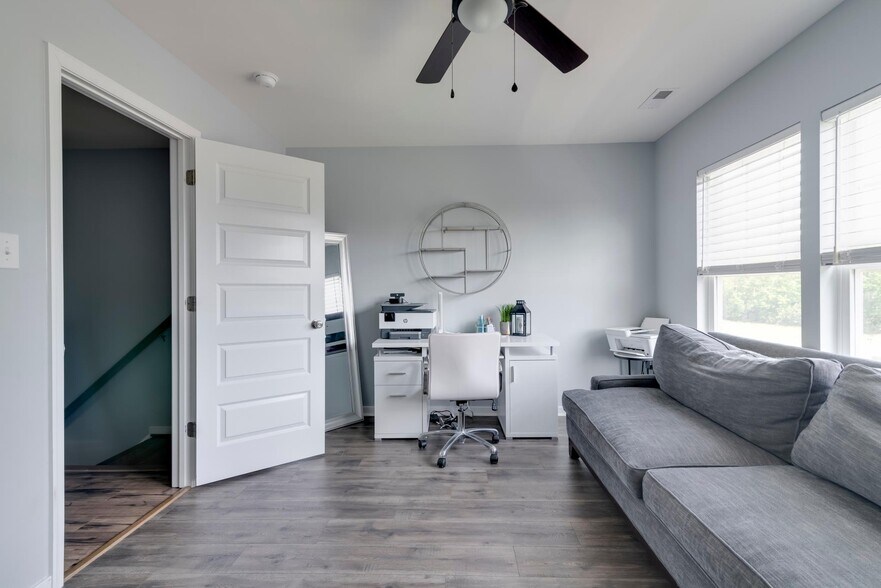 Third floor bedroom with pullout queen sofa bed - 2272 Perennial Cir