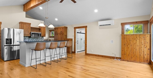 Primary Photo - 3-Bedroom Home with Peekaboo Views of Silv...