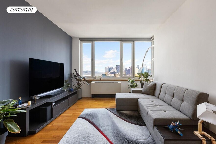Primary Photo - 635 W 42nd St