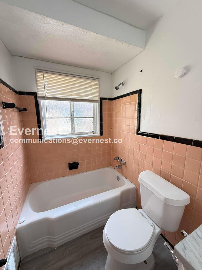 Building Photo - 20527 Rosemont Ave