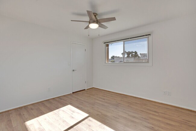 Building Photo - Scottsdale Townhome Now Available!