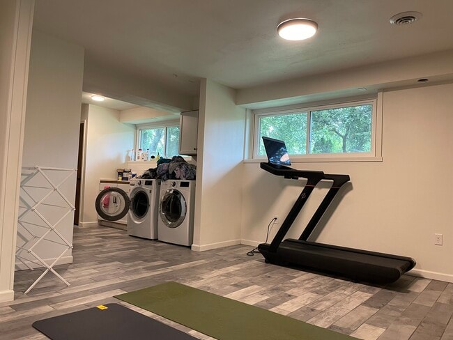 Building Photo - 1721 N High Point Rd