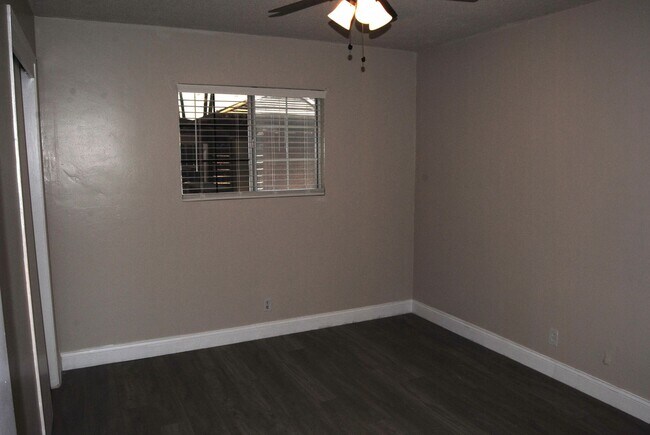 Building Photo - 8817 Butternut Ave