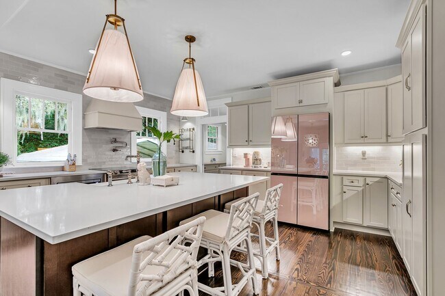 Building Photo - Completely Renovated Charming - 3 bedroom 2 bathroom home - 1108 Bonventure Rd, Savannah GA