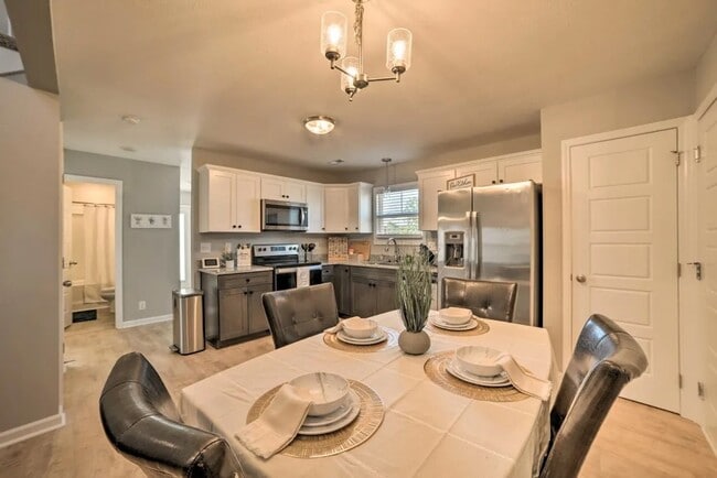 Building Photo - Pet Friendly Three Bedroom!