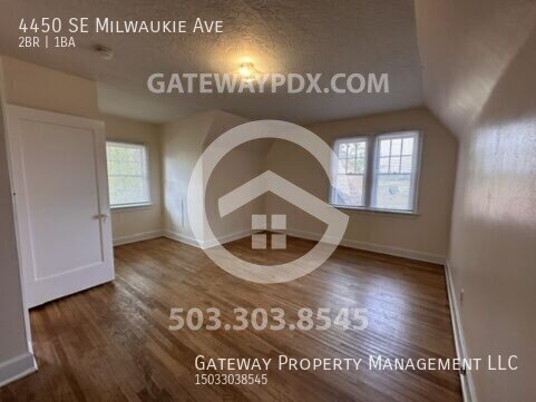 Building Photo - 4450 SE Milwaukie Ave