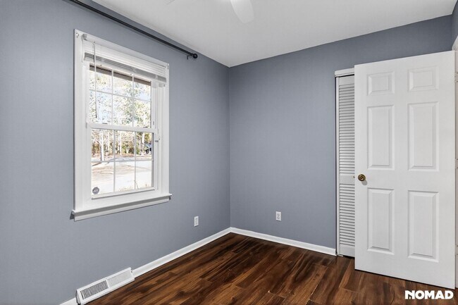 Building Photo - 215 N Pine St