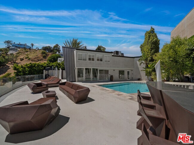 Building Photo - 8460 Cole Crest Dr