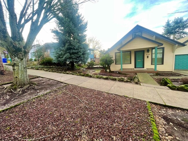 Building Photo - Discover Comfort & Charm in a Prime Location: 2BD/2B Single-Family Home!