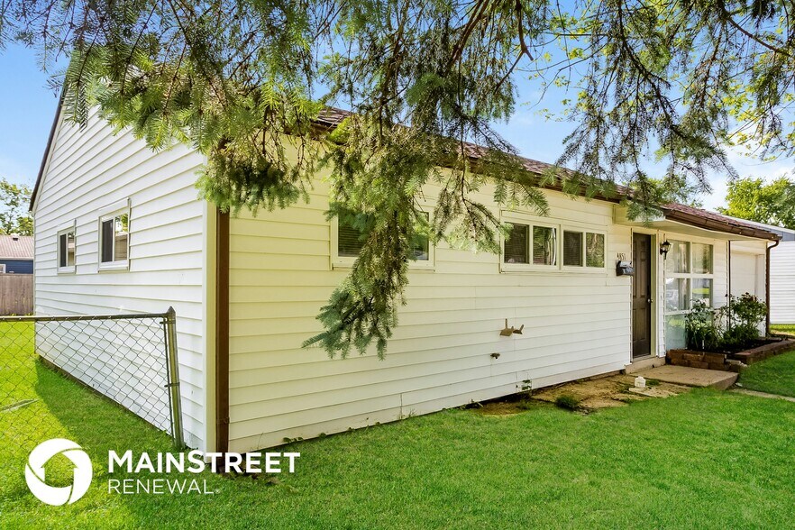 Building Photo - 4851 N Kenyon Dr