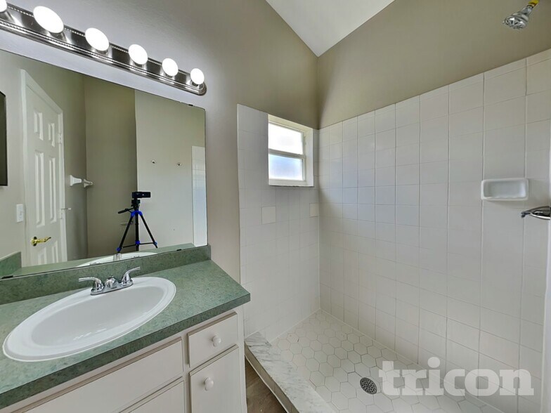 Building Photo - 7833 Manor Dr