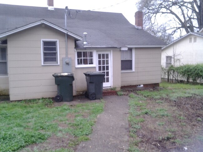 Building Photo - Charming 3-Bedroom, 1 Bathroom Ranch ***$2...
