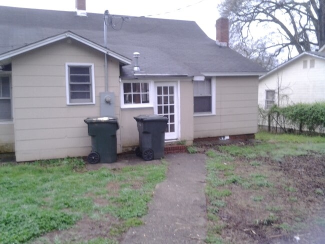Building Photo - Charming 3-Bedroom, 1 Bathroom Ranch ***ON...