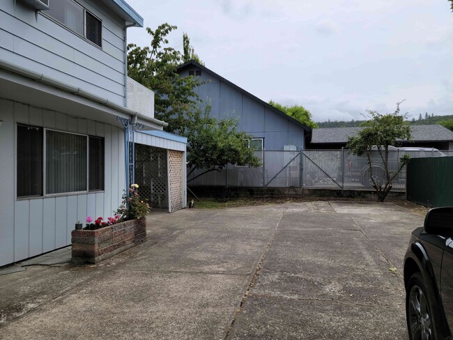 Building Photo - Centrally Located 2 Bedroom Townhouse