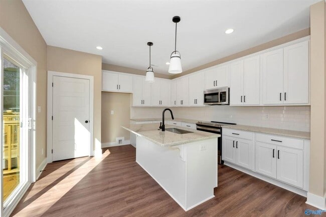 Building Photo - 2700 Woodview Dr SE