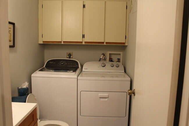 Building Photo - 301 SE Castle Ct