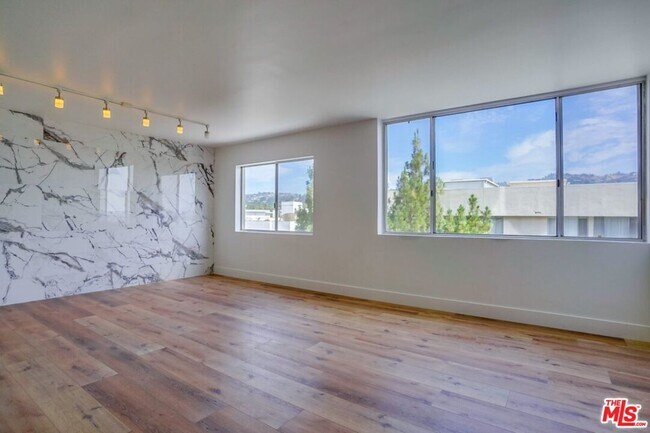 Building Photo - 435 N Oakhurst Dr