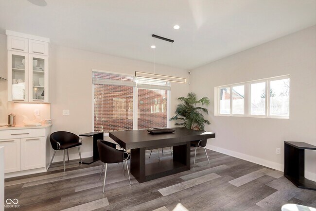 Building Photo - 429 W 86th St