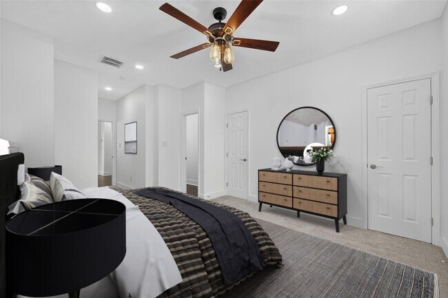 Building Photo - 714 Zoe St