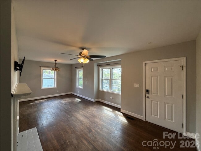 Building Photo - 2520 Brentwood Pl