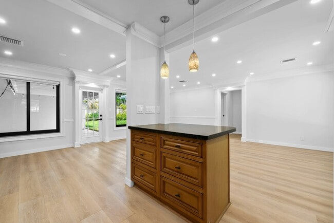 Building Photo - 2808 Middle River Dr