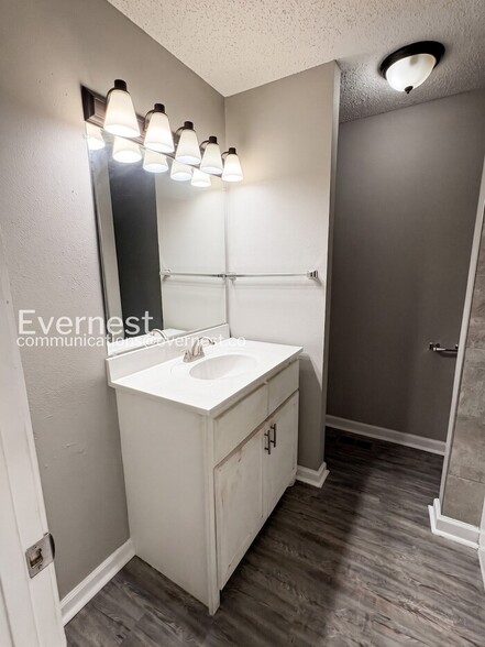 Building Photo - 1800 Labette Manor Dr