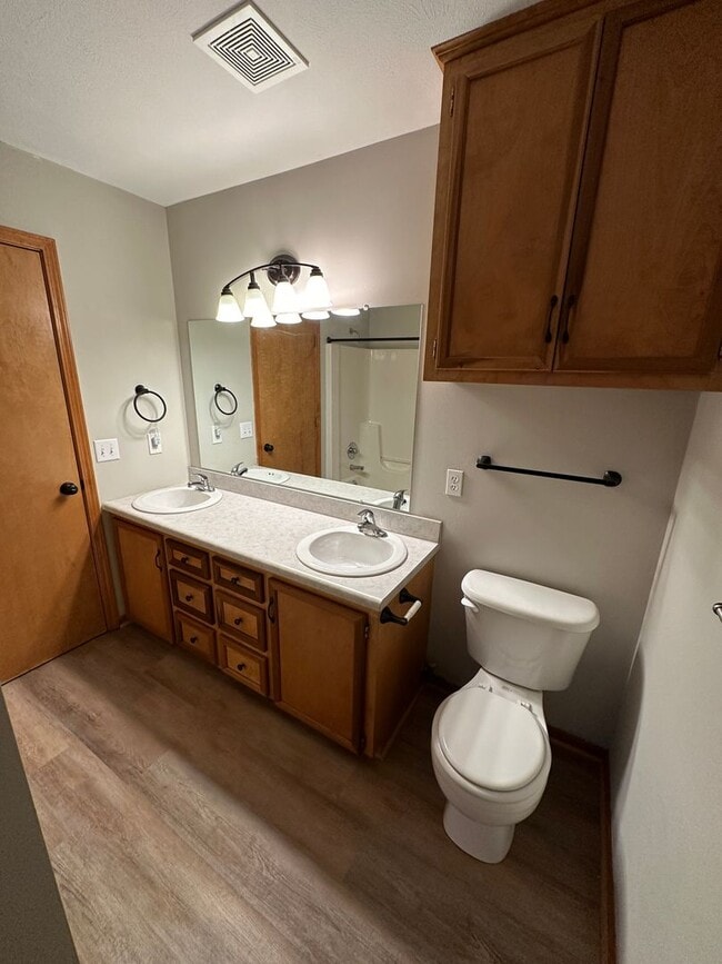 Building Photo - 904 Vos St