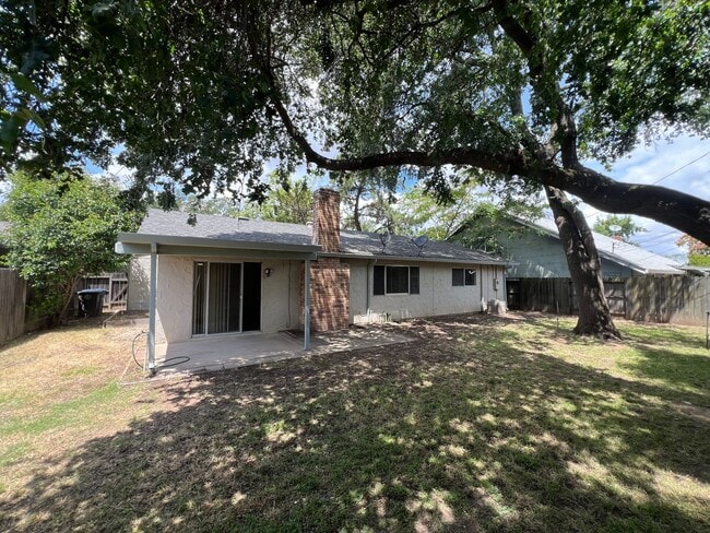 Building Photo - Darling 3 Bedroom House!!