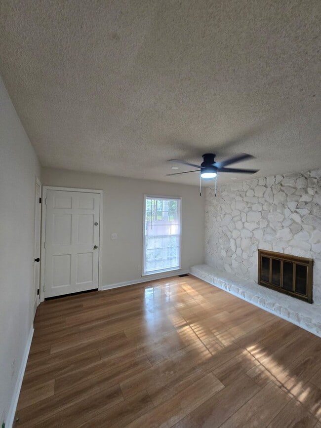 Building Photo - Renovated Home 3 bedroom 1.5 bath with new privacy wooden fence