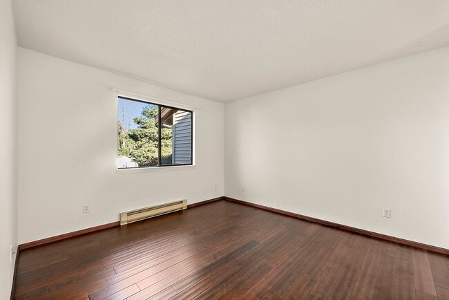 Building Photo - Top-Floor Condo with Panoramic Lake Easter Views, Vaulted Ceilings & Modern Updates!