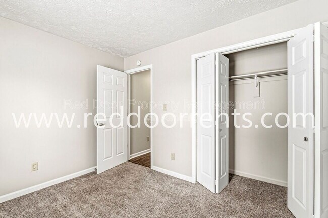 Building Photo - 231 Lark Dr