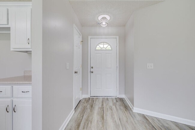 Building Photo - 114 Mustang Dr