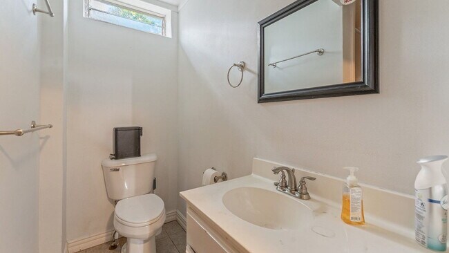 Building Photo - 5-Bedroom Cottage Near U of A