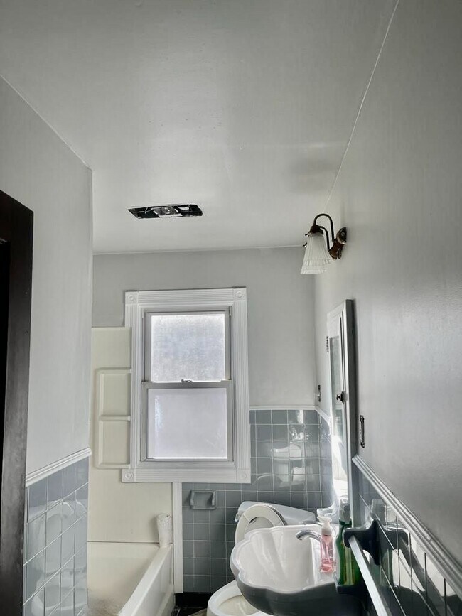 Building Photo - 339 Oak Rd