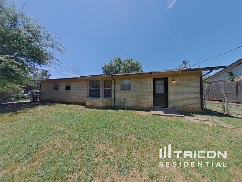 Building Photo - 620 Wallace Dr